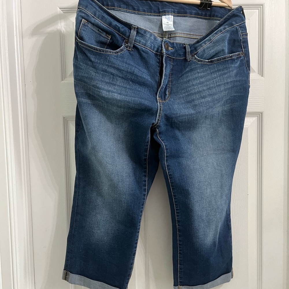 Time and Tru - Women’s Capri cut jeans